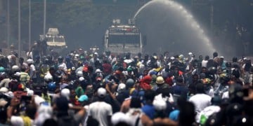 Βενεζουέλα ώρα μηδέν μετά το κάλεσμα του Γκουαϊδό για εξέγερση