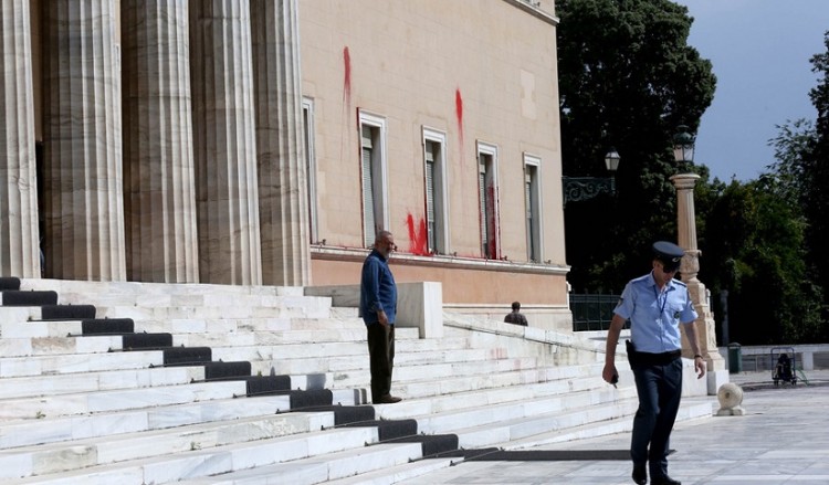 ΕΔΕ για την επίθεση Ρουβίκωνα στη Βουλή