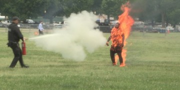 ΗΠΑ: Άνδρας αυτοπυρπολήθηκε έξω από τον Λευκό Οίκο (φωτο, βίντεο)