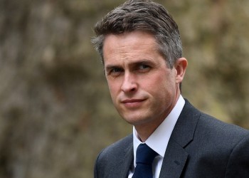 Η Τερέζα Μέι απέπεμψε τον υπουργό Άμυνας για διαρροή απόρρητων πληροφοριών