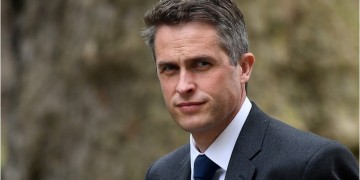 Η Τερέζα Μέι απέπεμψε τον υπουργό Άμυνας για διαρροή απόρρητων πληροφοριών