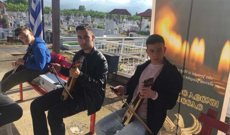 Για 4η χρονιά αναβίωσε το ταφικό έθιμο στη Χαρίεσσα Νάουσας