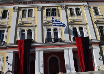 Κόκκινο και μαύρο χρώμα στο κτήριο του ΥΜΑΘ για τη Γενοκτονία των Ποντίων