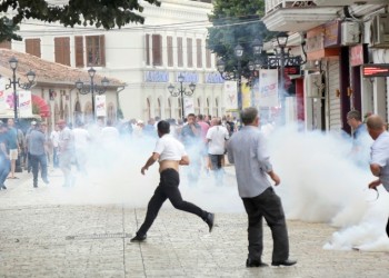 Συνεχίζονται οι συγκρούσεις στην Αλβανία ενόψει των εκλογών