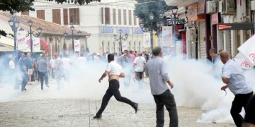 Συνεχίζονται οι συγκρούσεις στην Αλβανία ενόψει των εκλογών