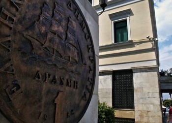 Οι Έλληνες πιστεύουν ότι οι τράπεζες βλάπτουν τη δημοκρατία και ότι η κυβέρνηση δεν τους ακούει