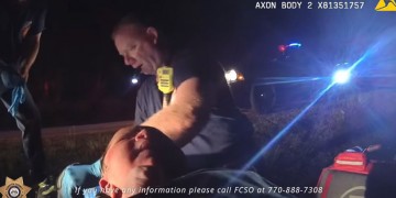 Σοκ με το βίντεο του μωρού που βρέθηκε κλεισμένο σε πλαστική σακούλα στις ΗΠΑ