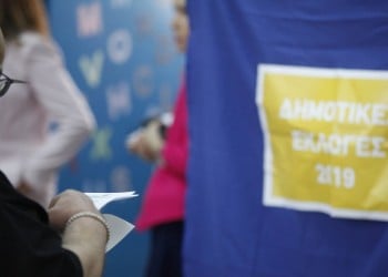 Άνοιξαν οι κάλπες των επαναληπτικών εκλογών – Οι μεγάλες μάχες σε περιφέρειες και δήμους