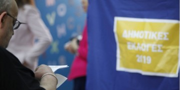 Άνοιξαν οι κάλπες των επαναληπτικών εκλογών – Οι μεγάλες μάχες σε περιφέρειες και δήμους