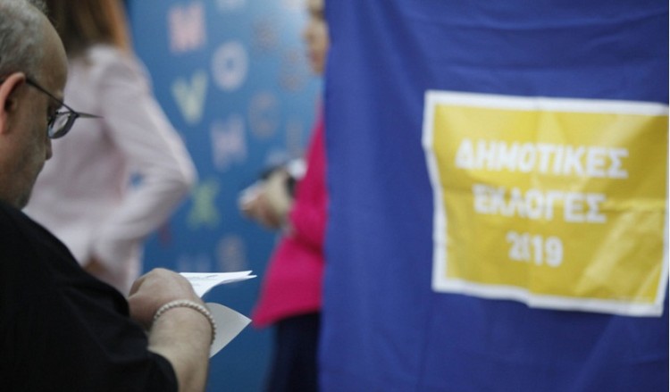 Άνοιξαν οι κάλπες των επαναληπτικών εκλογών – Οι μεγάλες μάχες σε περιφέρειες και δήμους