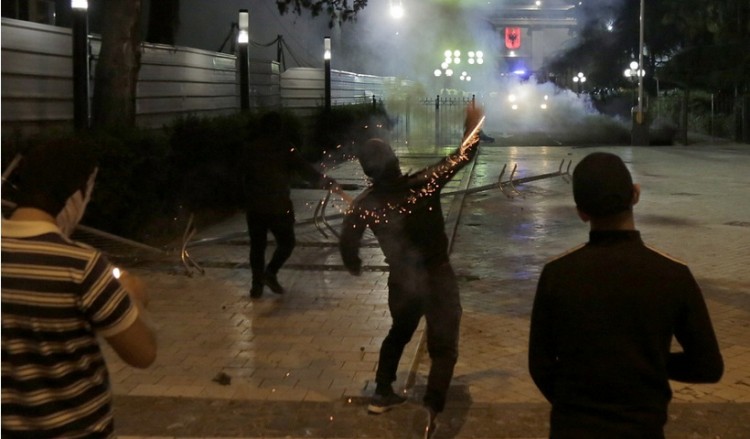 Έκρυθμη κατάσταση στην Αλβανία – Συγκρούσεις στα Τίρανα μετά την ακύρωση των εκλογών