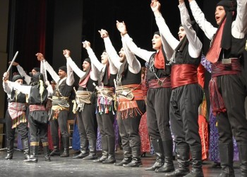 «2η Γιορτή της Παράδοσης»: Οι πυρριχιστές του «Φάρου» Αγίας Βαρβάρας ξεσήκωσαν το Δημοτικό Θέατρο Πειραιά (φωτο)