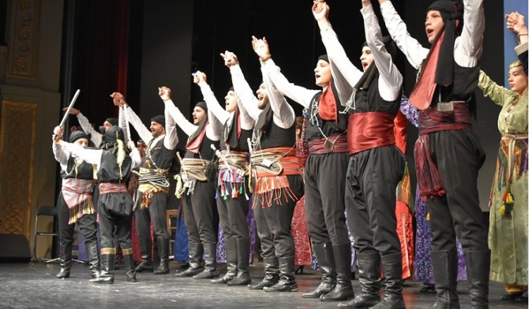 «2η Γιορτή της Παράδοσης»: Οι πυρριχιστές του «Φάρου» Αγίας Βαρβάρας ξεσήκωσαν το Δημοτικό Θέατρο Πειραιά (φωτο)