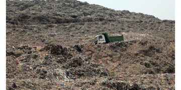 Νέο νησί από απορρίμματα στη Μεσόγειο – Βουνό από σκουπίδια μεγαλώνει στο Νέο Δελχί!