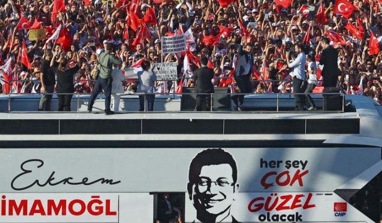 Κωνσταντινούπολη: Χιλιάδες κόσμου στους δρόμους για τον νέο δήμαρχο