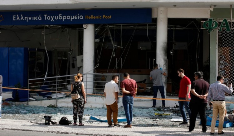Πολύ μεγάλες ζημιές από έκρηξη σε ΑΤΜ στην Κερατέα (φωτο)