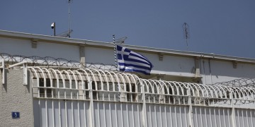 Αυτοσχέδια μαχαίρια, σουβλιά, ναρκωτικά και κινητά κατασχέθηκαν στις φυλακές Κορυδαλλού