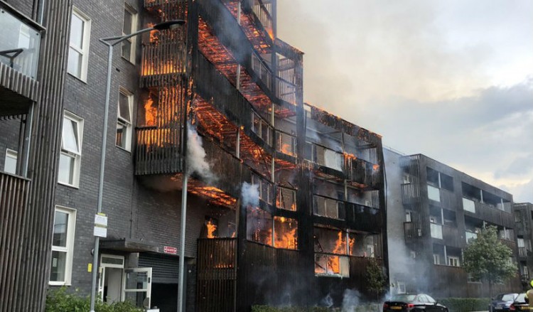 Λονδίνο: Μεγάλη φωτιά σε πολυκατοικία – Έξι όροφοι στις φλόγες