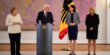 Η Μέρκελ εμφανίστηκε ξανά να τρέμει (βίντεο)