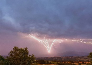 Περισσότεροι από 10.000 κεραυνοί και μεγάλο χαλάζι έπεσαν στην Ελλάδα την Κυριακή