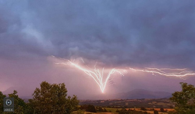 Περισσότεροι από 10.000 κεραυνοί και μεγάλο χαλάζι έπεσαν στην Ελλάδα την Κυριακή
