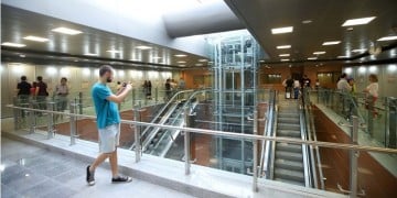 Μετρό Θεσσαλονίκης: Με τη φωτογραφική έκθεση «Φάκελος Λαμπράκη» άνοιξε για το κοινό ο σταθμός «Ευκλείδης»