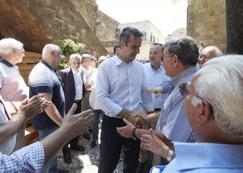 Ο Μητσοτάκης συνάντησε Ροδίτη με τατουάζ το σήμα της ΝΔ [ΑΚΥΡΟ]]