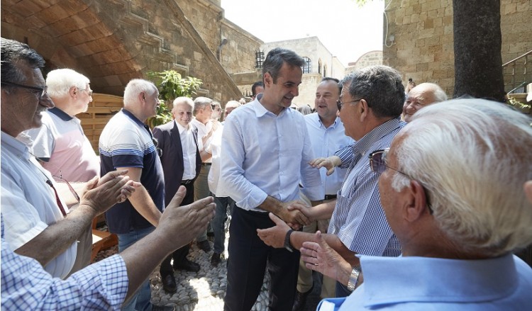 Ο Μητσοτάκης συνάντησε Ροδίτη με τατουάζ το σήμα της ΝΔ [ΑΚΥΡΟ]]