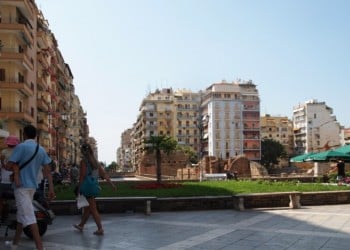 Θεσσαλονίκη: Δέντρο βάρους δύο τόνων έπεσε στην πλατεία Ναυαρίνου