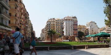 Θεσσαλονίκη: Δέντρο βάρους δύο τόνων έπεσε στην πλατεία Ναυαρίνου