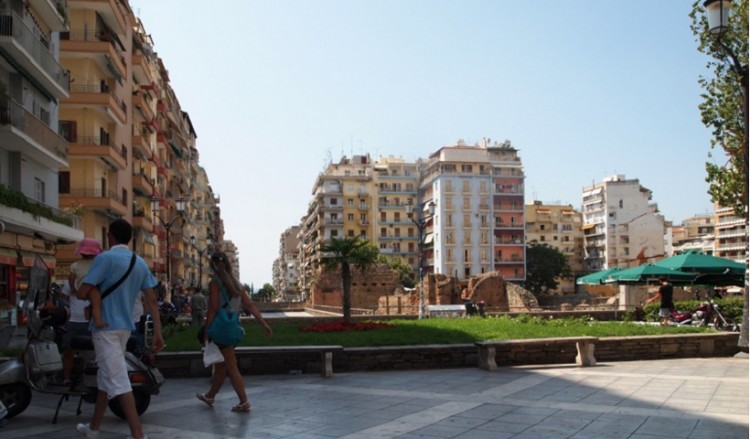 Θεσσαλονίκη: Δέντρο βάρους δύο τόνων έπεσε στην πλατεία Ναυαρίνου