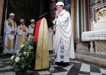 Με κράνη ασφαλείας η πρώτη λειτουργία στην Παναγία των Παρισίων μετά την καταστροφική πυρκαγιά