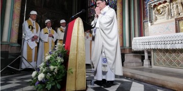 Με κράνη ασφαλείας η πρώτη λειτουργία στην Παναγία των Παρισίων μετά την καταστροφική πυρκαγιά