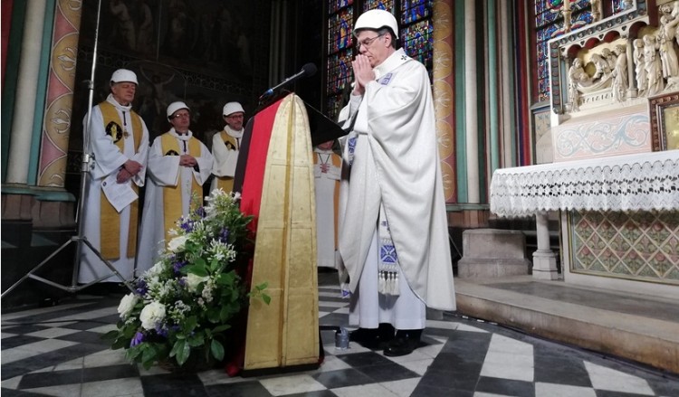 Με κράνη ασφαλείας η πρώτη λειτουργία στην Παναγία των Παρισίων μετά την καταστροφική πυρκαγιά