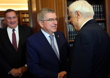 Ο Παυλόπουλος θα παρασημοφορήσει τον πρόεδρο της ΔΟΕ Τόμας Μπαχ