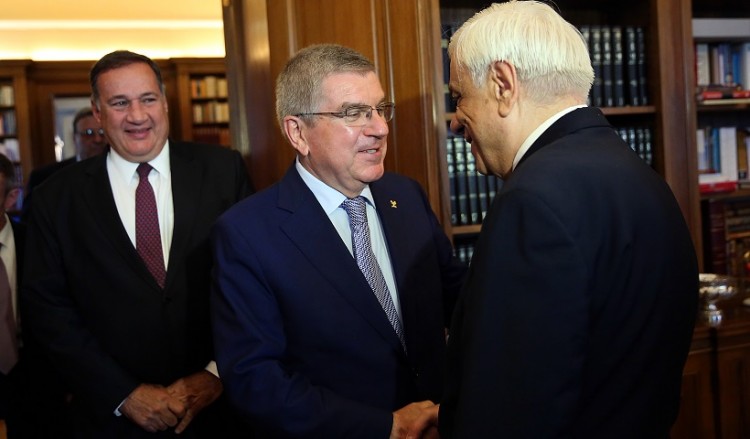 Ο Παυλόπουλος θα παρασημοφορήσει τον πρόεδρο της ΔΟΕ Τόμας Μπαχ