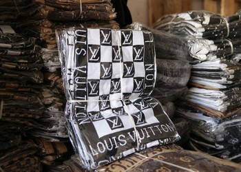 Πόσα εκατομμύρια ευρώ χάνει η ΕΕ λόγω παραποίησης/απομίμησης και πειρατείας