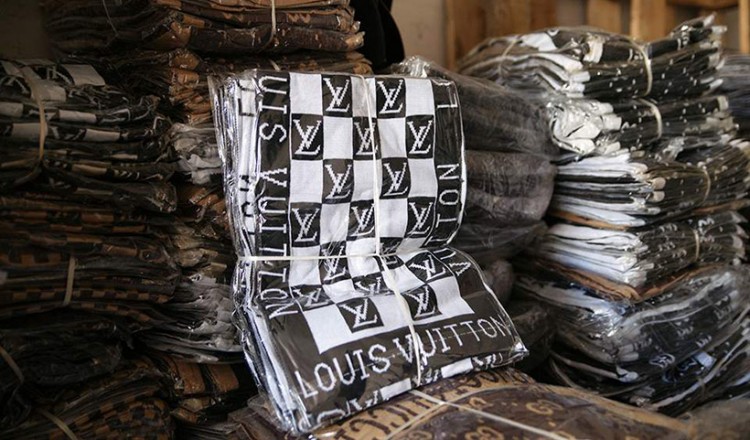 Πόσα εκατομμύρια ευρώ χάνει η ΕΕ λόγω παραποίησης/απομίμησης και πειρατείας