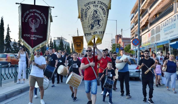 Λύρες, νταούλια και πανό στην πατινάδα για τα 100 χρόνια από τη Γενοκτονία των Ποντίων στον «23ο Ακριτικό Κύκλο» (φωτο)