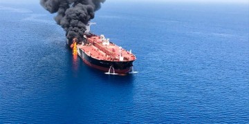Κόλπος Ομάν: Παγκόσμια ανησυχία για τις επιθέσεις στα δύο δεξαμενόπλοια (βίντεο)