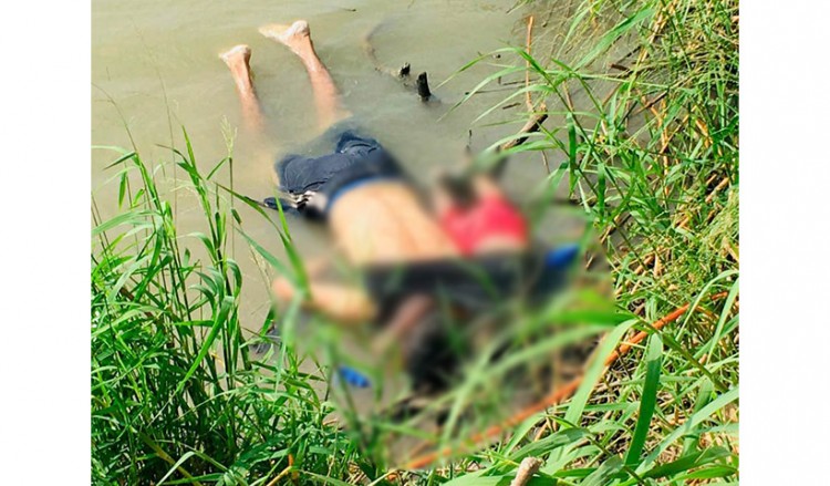 Φωτογραφία-σοκ: Πατέρας και κόρη πνίγηκαν αγκαλιά στα σύνορα ΗΠΑ-Μεξικού (σκληρή εικόνα)