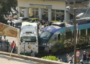 Λεωφορείο συγκρούστηκε με τρένο στην Αθήνα! (βίντεο)