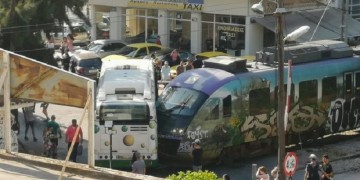 Λεωφορείο συγκρούστηκε με τρένο στην Αθήνα! (βίντεο)