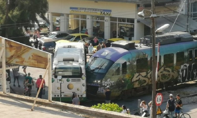 Λεωφορείο συγκρούστηκε με τρένο στην Αθήνα! (βίντεο)