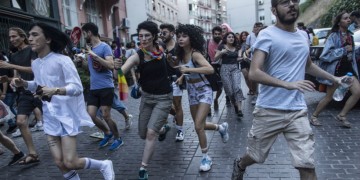 Κωνσταντινούπολη: Δακρυγόνα από την αστυνομία στην Πορεία Υπερηφάνειας