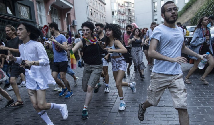 Κωνσταντινούπολη: Δακρυγόνα από την αστυνομία στην Πορεία Υπερηφάνειας