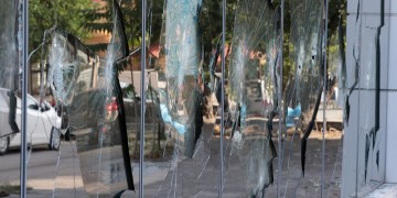 Επίθεση με βαριοπούλες σε τράπεζα στη λεωφόρο Συγγρού