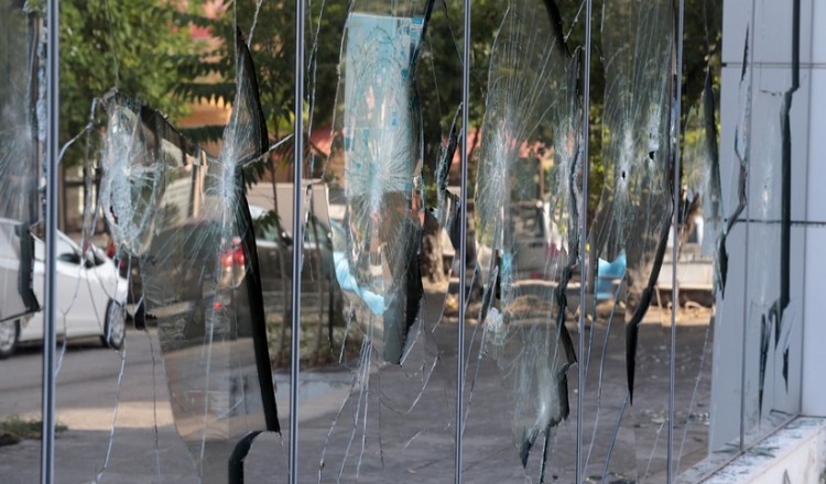 Επίθεση με βαριοπούλες σε τράπεζα στη λεωφόρο Συγγρού