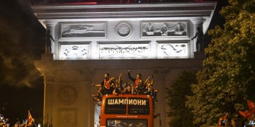 Εθνικιστικές κορόνες στα Σκόπια στη φιέστα για την υποδοχή της «Βαρντάρ» (βίντεο)