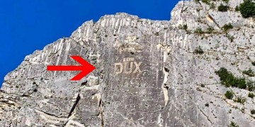 Ιταλία: Σάλος με την αποκατάσταση επιγραφής σε βράχο που παραπέμπει στον Μουσολίνι